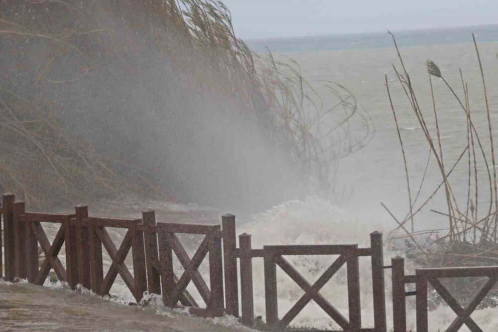Sarı Kodlu Uyarı Sonrası Düden’de Şaşırtan Manzara! Şelale Tersine Çağladı