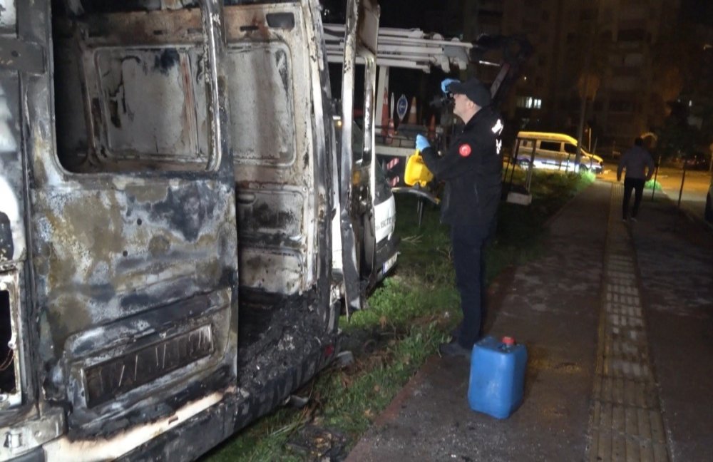 Sevgilisine kızdı, 3 aracı yaktı