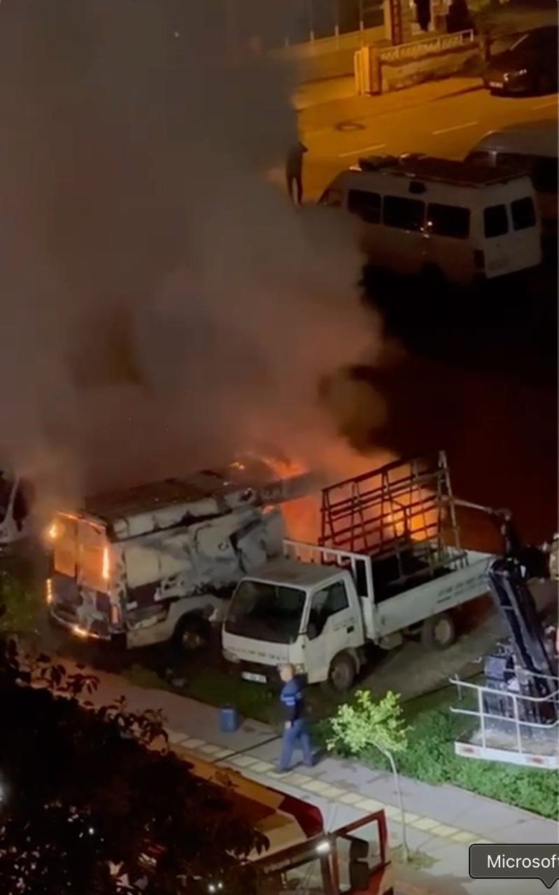 Sevgilisine kızdı, 3 aracı yaktı