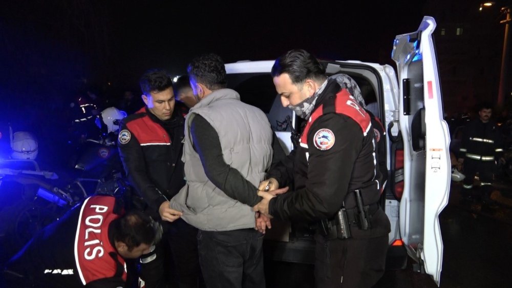 Sevgilisine kızdı, 3 aracı yaktı