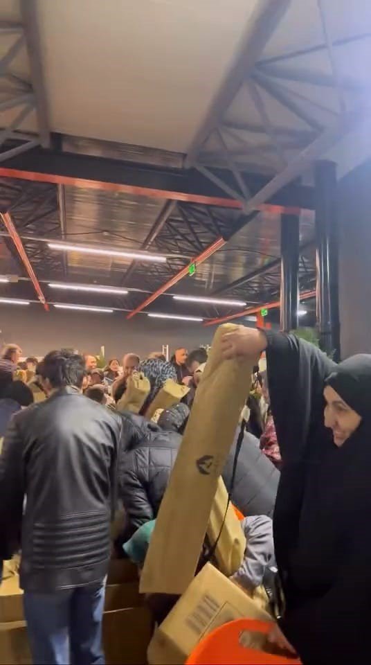 100 TL’lik indirim izdihamı! Birbirlerini ezdiler