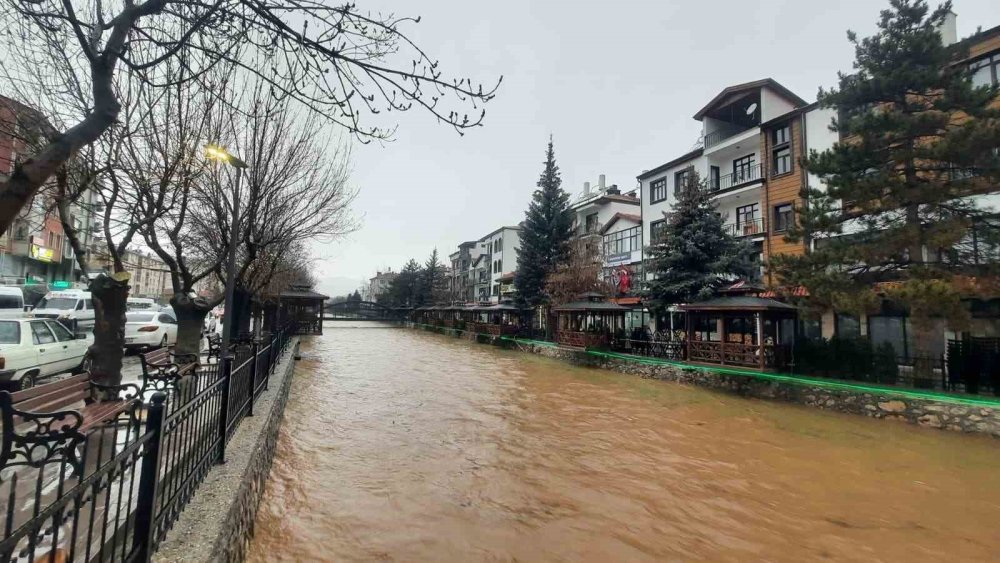 Konya’da Gölet Taştı, Tarım Arazileri Sular Altında