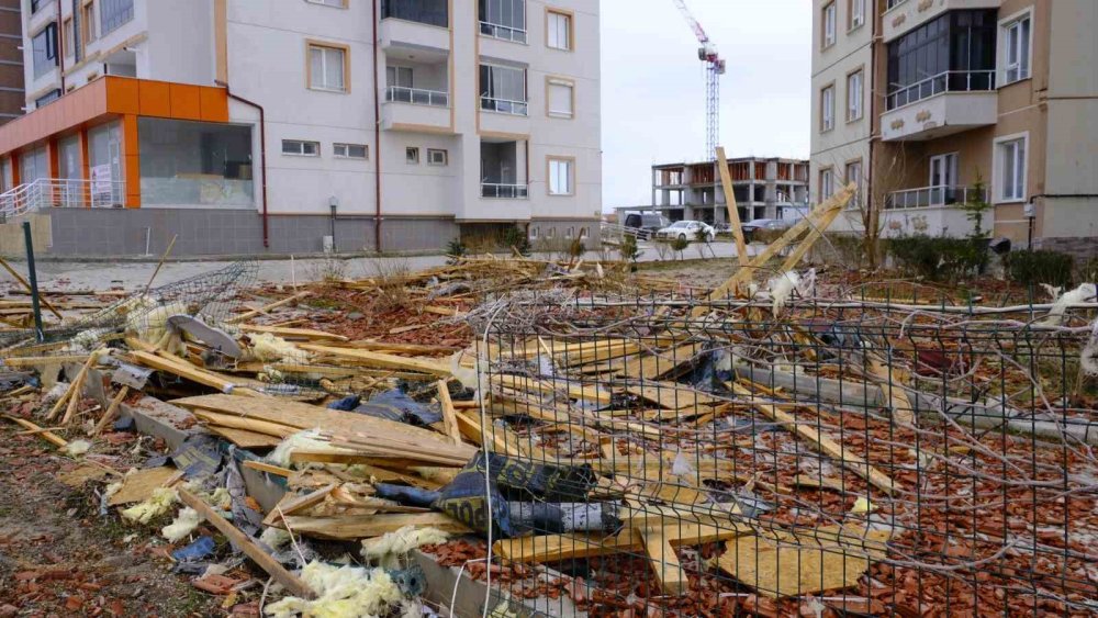 Uçan çatının altında kalmaktan saniyelerle kurtuldu