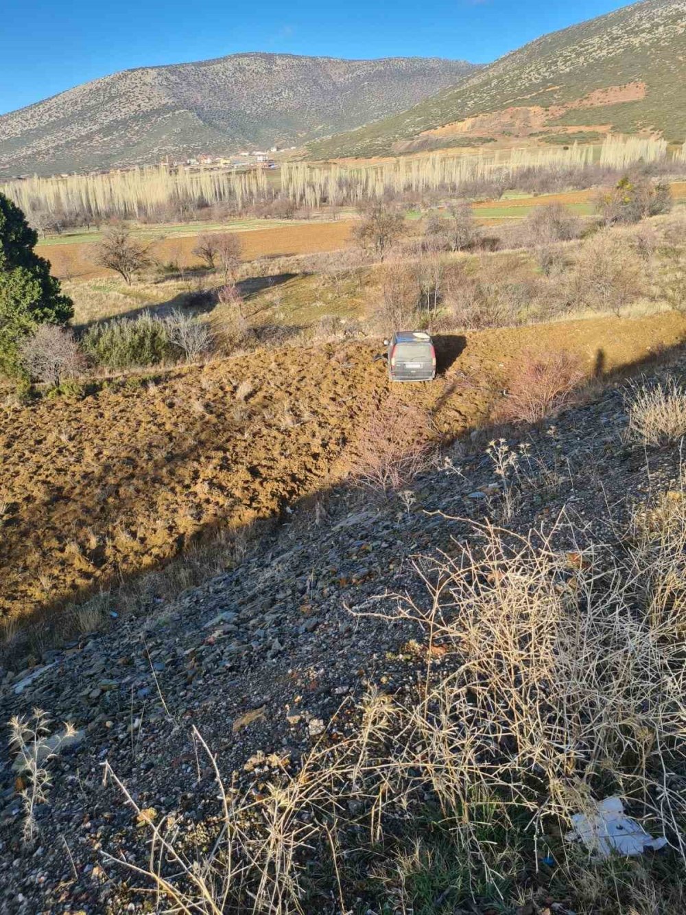 Karşı şeride geçip şarampole yuvarlandı