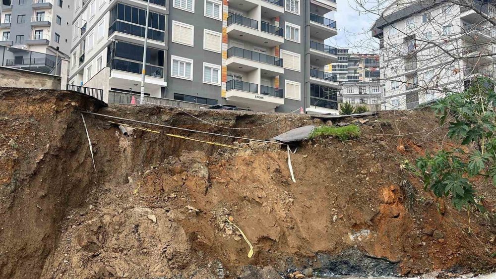 Şiddetli yağış sonrası heyelan oluştu, yol çöktü