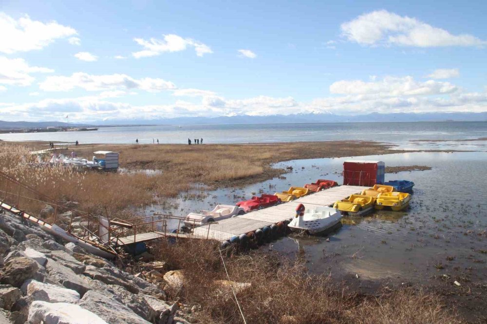 Yüzlerce metre çekilmişti! Beyşehir Gölü'nün kuruyan kıyıları suya kavuştu