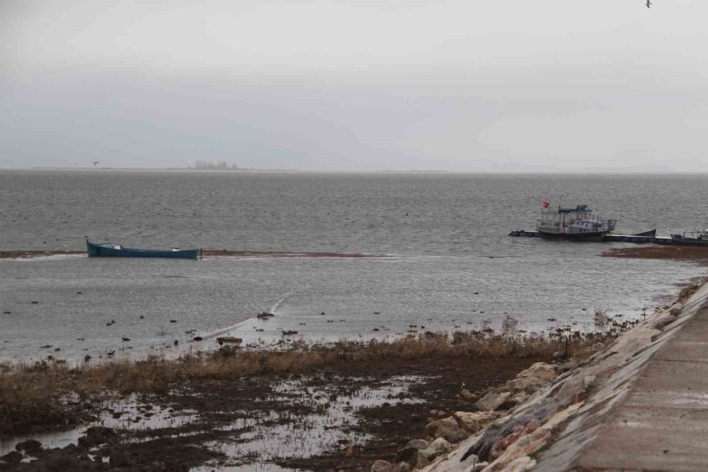 Yüzlerce metre çekilmişti! Beyşehir Gölü'nün kuruyan kıyıları suya kavuştu