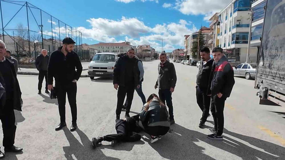 İkisi de panik oldu! Otomobil 13 yaşındaki çocuğa çarptı