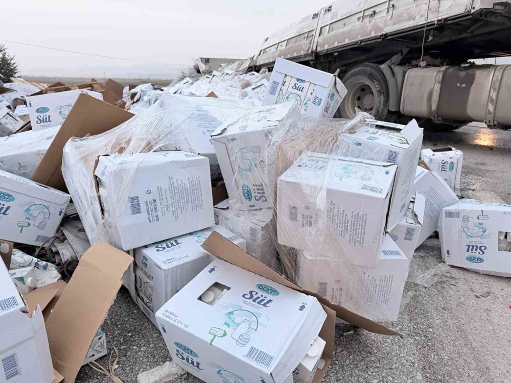 Konya plakalı BİM tırı devrildi! 25 ton Dost Süt çevreye dağıldı