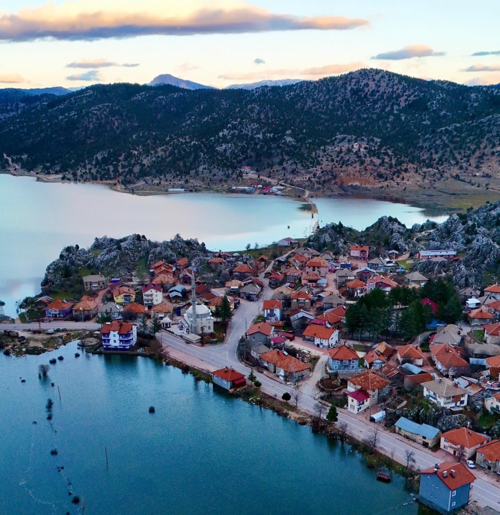 Mağaradan taşan sularla mera göl oldu, manzara değişti