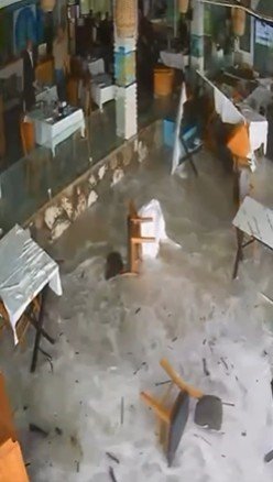 Her yeri su bastı! Yukarıları sel aşağıyı deniz yıkıyor