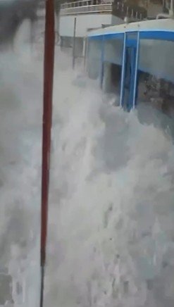 Her yeri su bastı! Yukarıları sel aşağıyı deniz yıkıyor