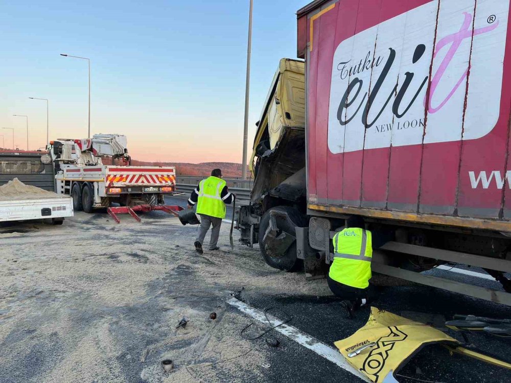 Kuzey Marmara’da Kamyon Tıra Çarptı, Trafik Kilitlendi