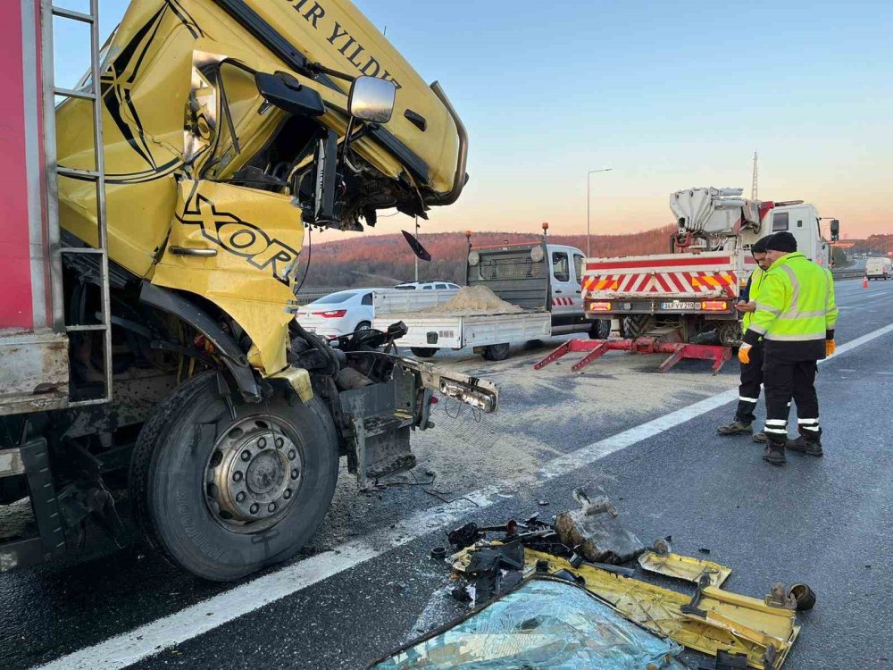 Kuzey Marmara’da Kamyon Tıra Çarptı, Trafik Kilitlendi