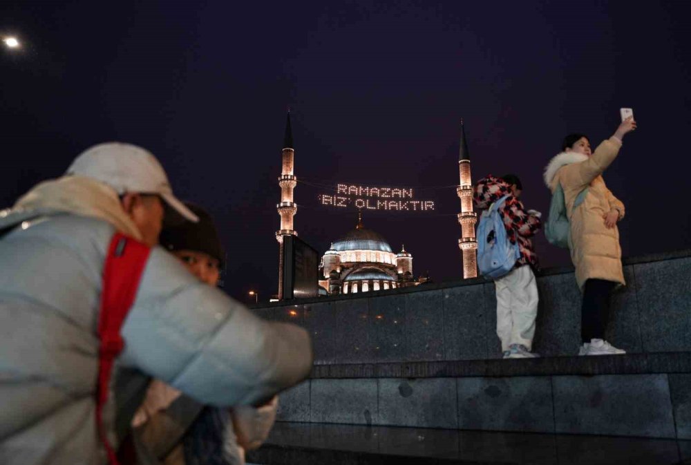 Ramazan ayının müjdecisi mahyalar yanmaya başladı