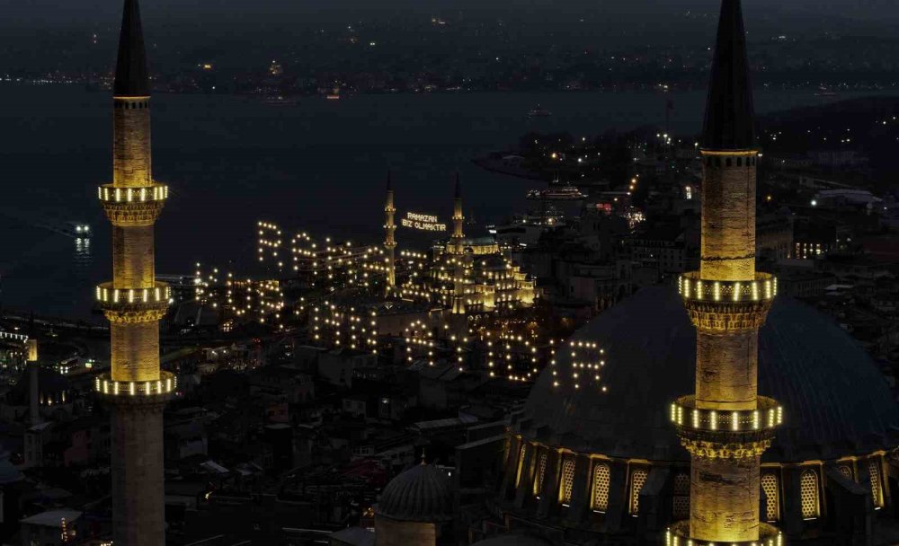 Ramazan ayının müjdecisi mahyalar yanmaya başladı