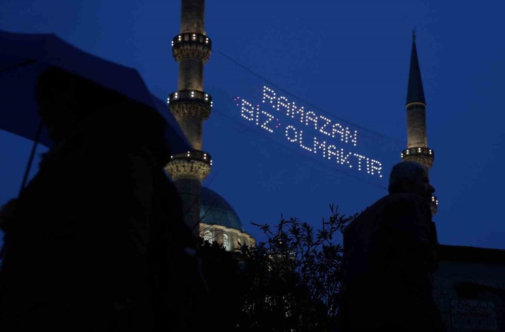 Ramazan ayının müjdecisi mahyalar yanmaya başladı