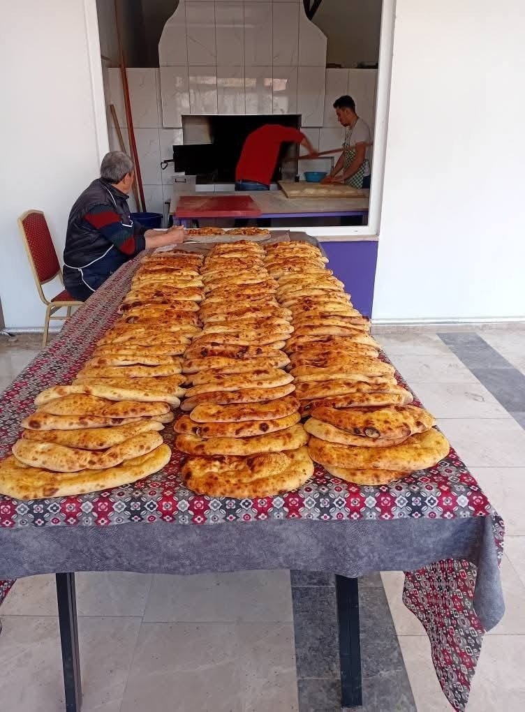 Afyonkarahisar’da Köy Muhtarlığından Ücretsiz Pide Hizmeti