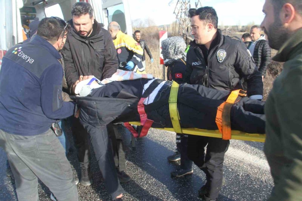 Beyşehir’de otomobil elektrik direğine çarptı: 3 yaralı