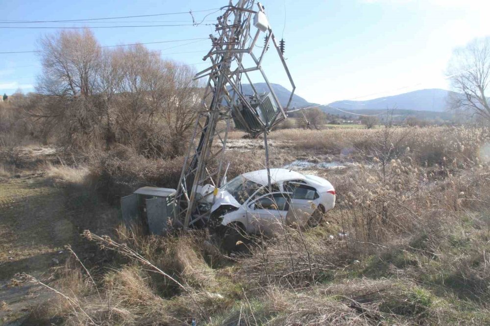Beyşehir’de otomobil elektrik direğine çarptı: 3 yaralı