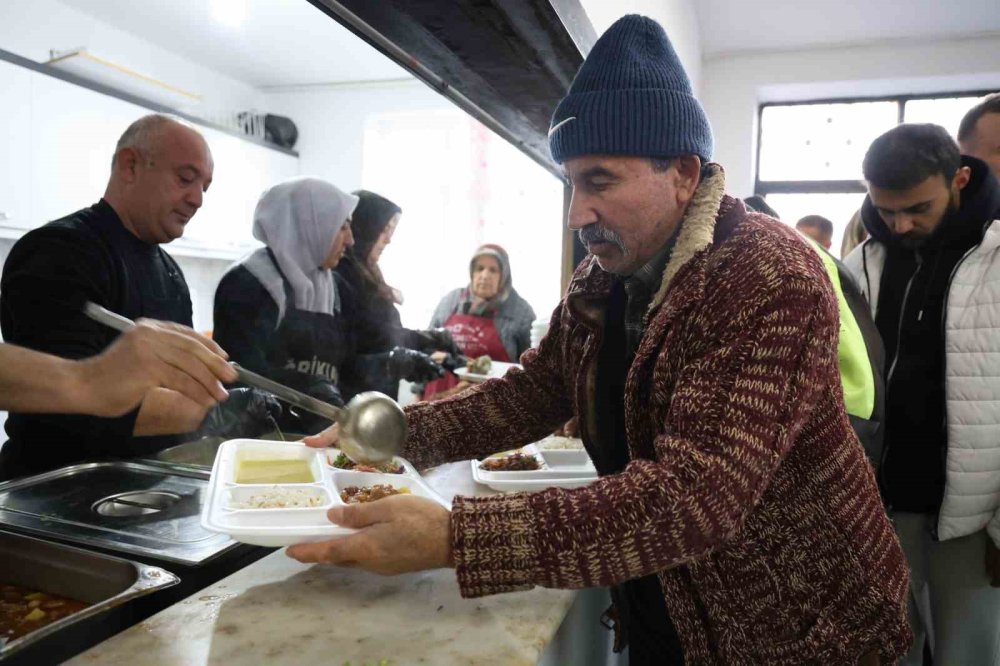 Bu köyde iftar vakti evlerde yemek pişirmek yasaklandı
