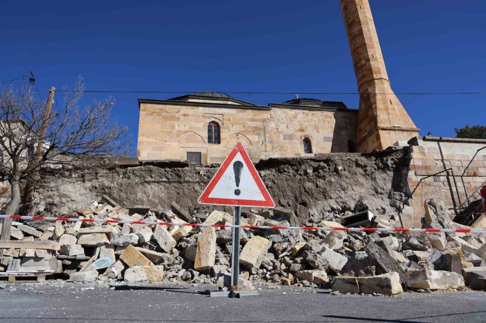 Dede yaptı torunu yıkamadı! Taihi cami tehlikede