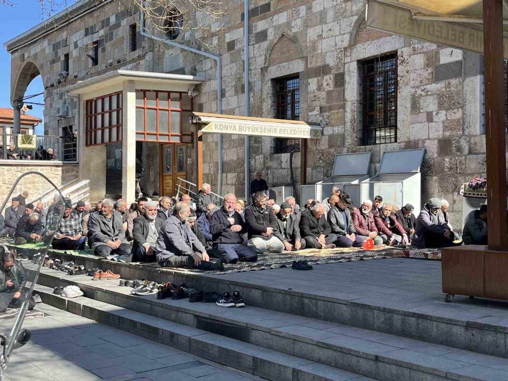 Konya ilk Cuma'da camiye sığmadı