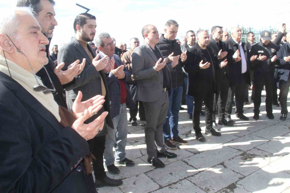 Beyşehir Gölü kıyısında şükür duası