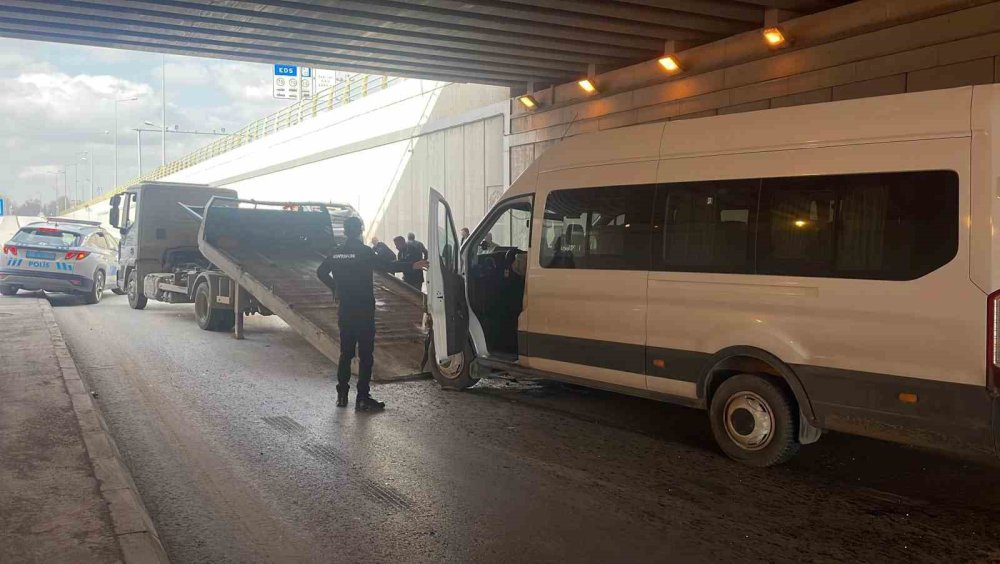 Konya'da otomobil ile servis aracı çarpıştı: 5 yaralı