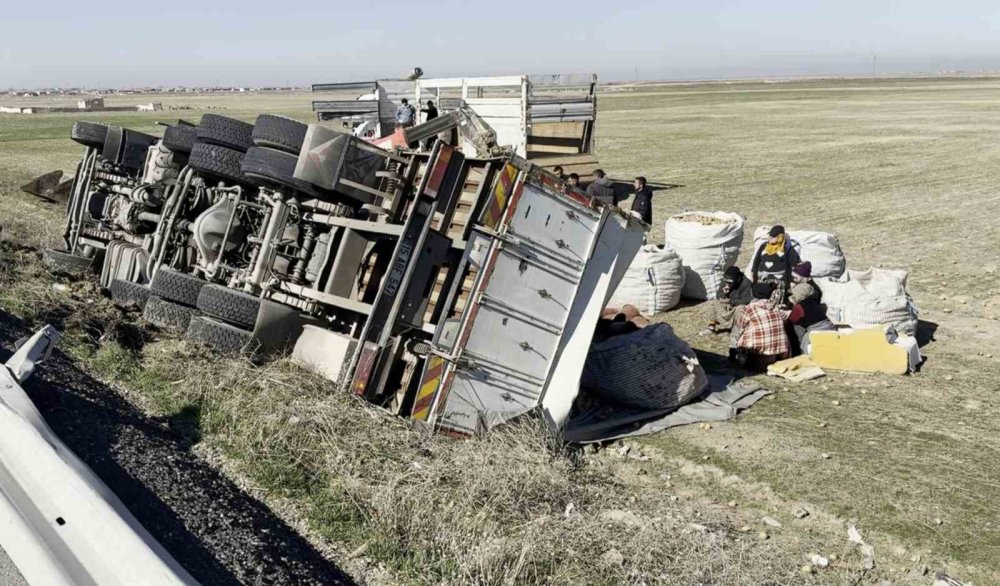 Konya'ya gelen patates yüklü kamyon yolda devrildi: Sürücü yaralı