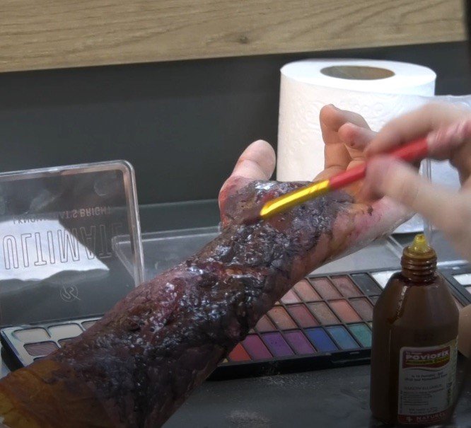 Dizi ve filmlerin görünmeyen kahramanları, efekt makyajcıları