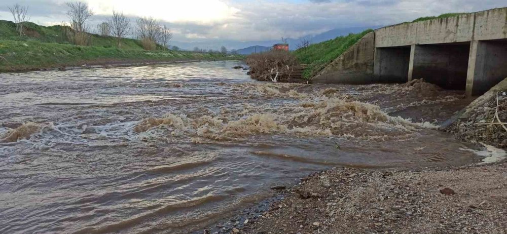 Baraj tahliye suyu sel oldu, geçtiği tarlaları küçülttü