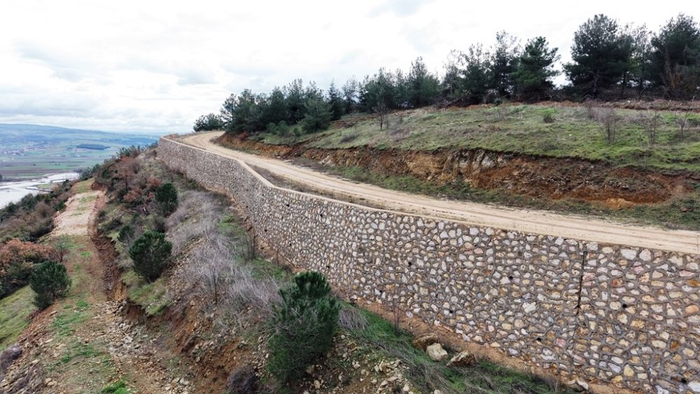 İnegöl Millet Bahçesi’nde “İstinat Duvarı” Tartışması: Belediyeden Algı Açıklaması