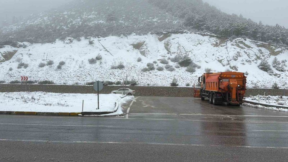 Okullar her an tatil edilebilir! Afyon'da kar yükseklere yağdı