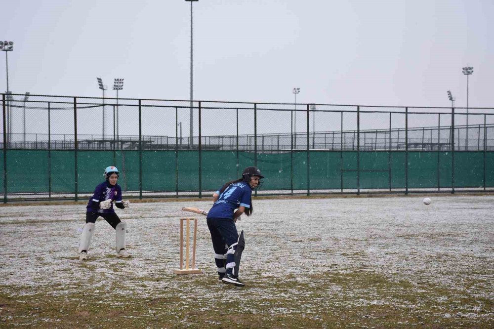 Afyon'da şampiyonluk kar altında geldi