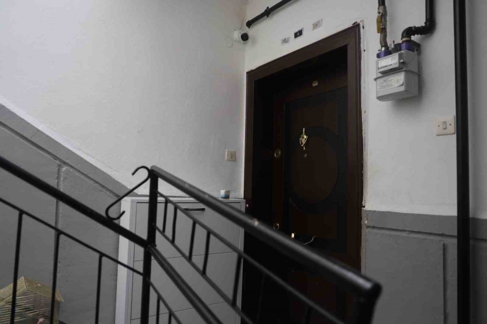 Bizim ayakkabılar marka olmadığı için iyi niyetli hırsız bırakıp gitmiş