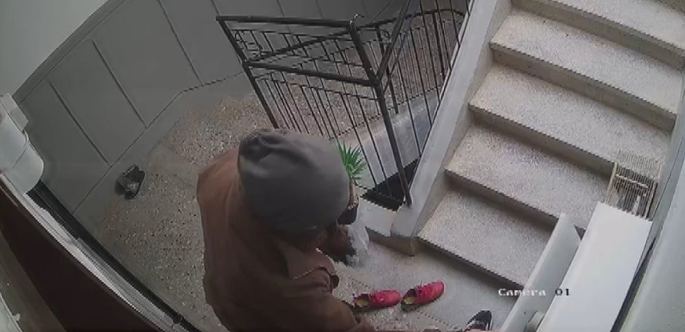 Bizim ayakkabılar marka olmadığı için iyi niyetli hırsız bırakıp gitmiş