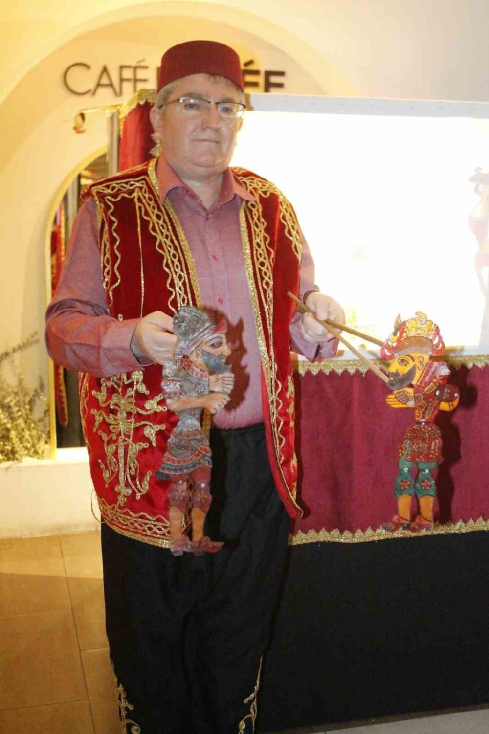 Karagöz ve Hacivat’ın 700 yıllık ışığı dijital çağa direniyor
