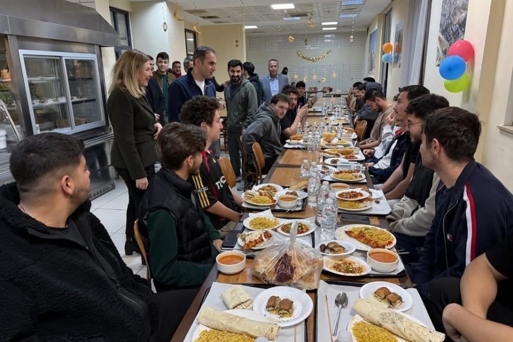 Kaymakam iftarda yemek dağıtıp öğrencileri dinledi