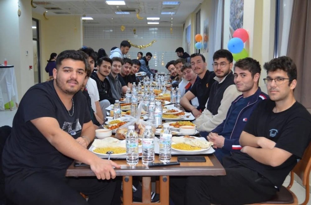 Kaymakam iftarda yemek dağıtıp öğrencileri dinledi