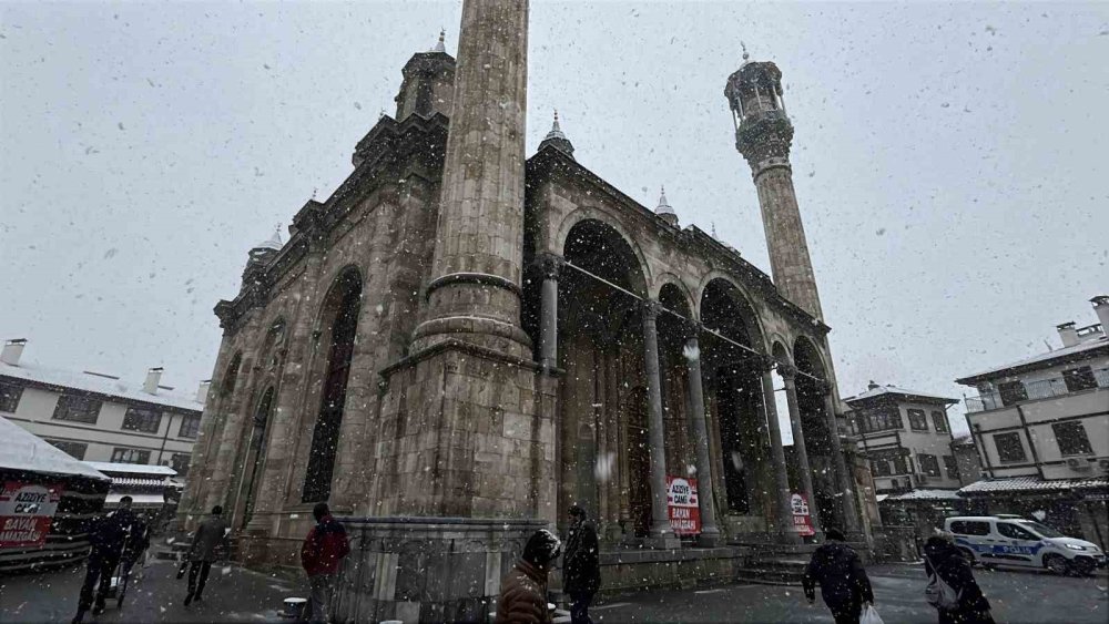 Konya'ya kar sürprizi! Yükseklerde bekleniyordu, merkeze de indi