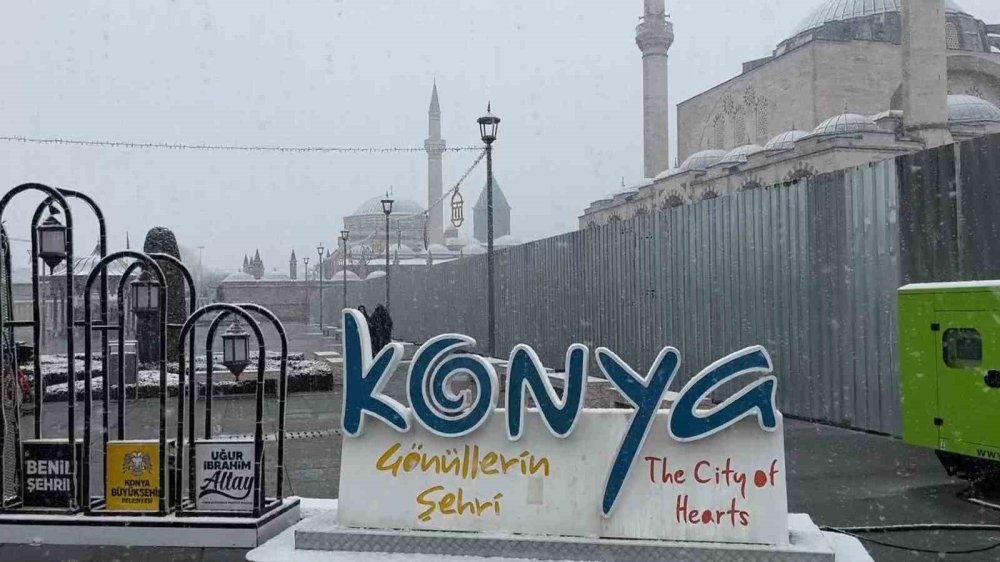 Konya'ya kar sürprizi! Yükseklerde bekleniyordu, merkeze de indi