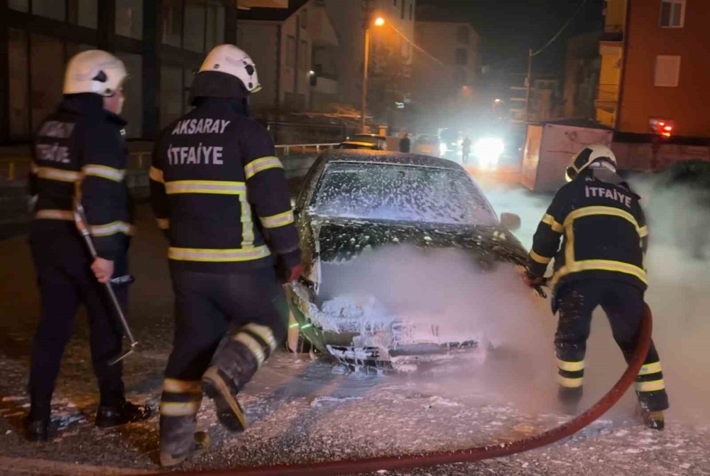 Alev alan araca antifriz döktü! Araç küle döndü