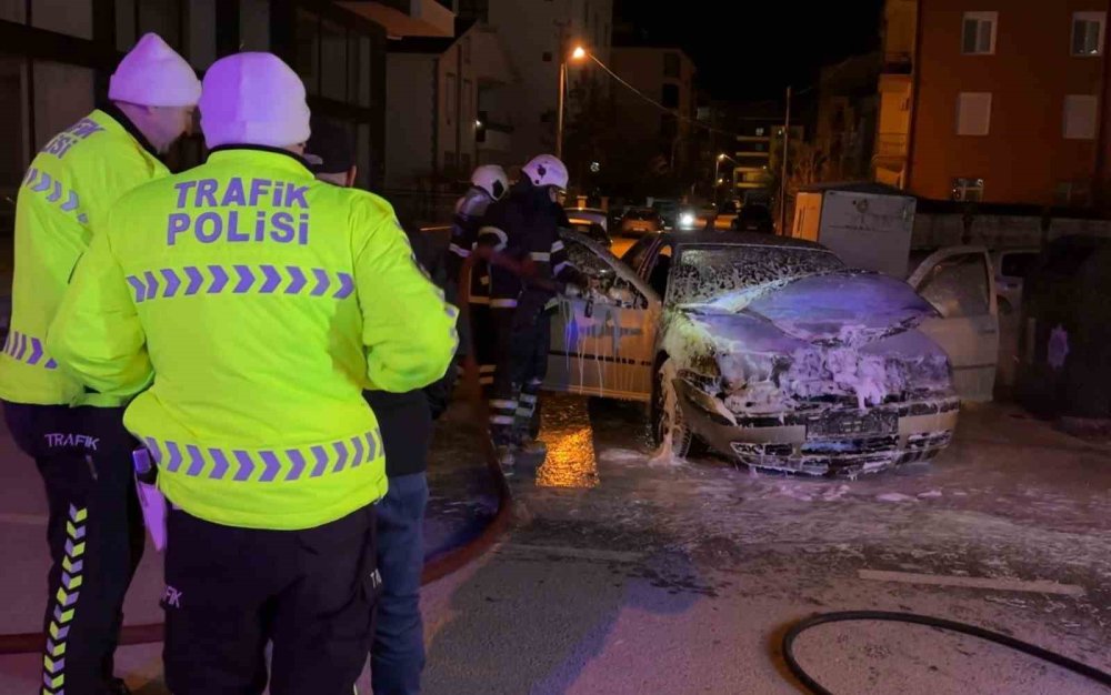 Alev alan araca antifriz döktü! Araç küle döndü