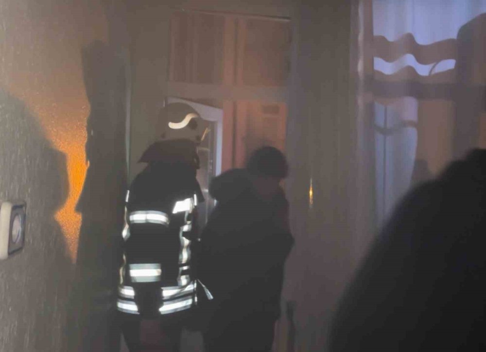 Patlayan kombi apartmanı tahliye ettirdi