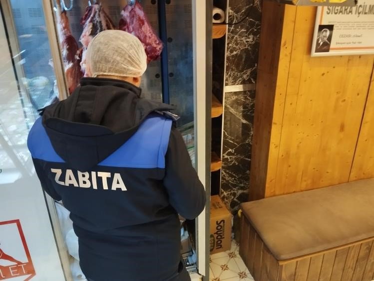 Kasaptaki tarihi geçmiş tavuk ve kokoreçe el kondu