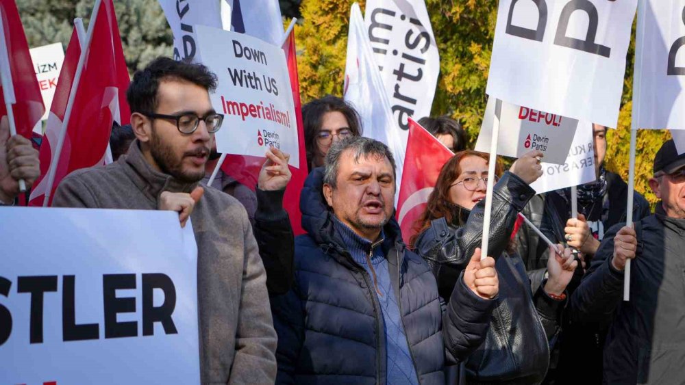Ankara'da bayraklar yarıya indi