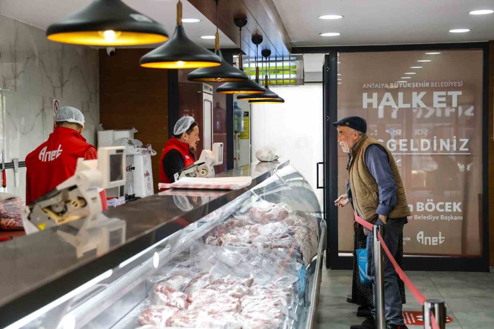 Antalya'da ucuz et satışı tam gaz sürüyor! Vatandaş mahalle kasabını bıraktı