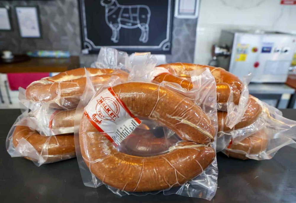 Antalya'da ucuz et satışı tam gaz sürüyor! Vatandaş mahalle kasabını bıraktı