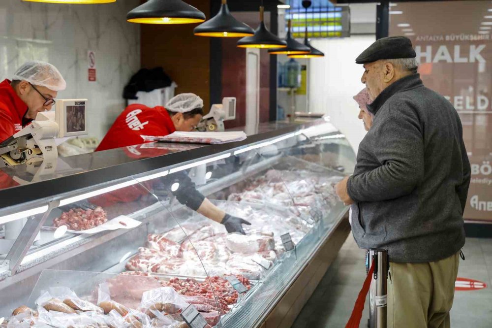 Antalya'da ucuz et satışı tam gaz sürüyor! Vatandaş mahalle kasabını bıraktı